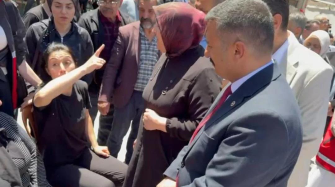 Şehit Ümit Üzüm ün cenazesinde acılı abla isyan etti: AK Partili kimseyi istemiyorum, vatan da sizin olsun! 3