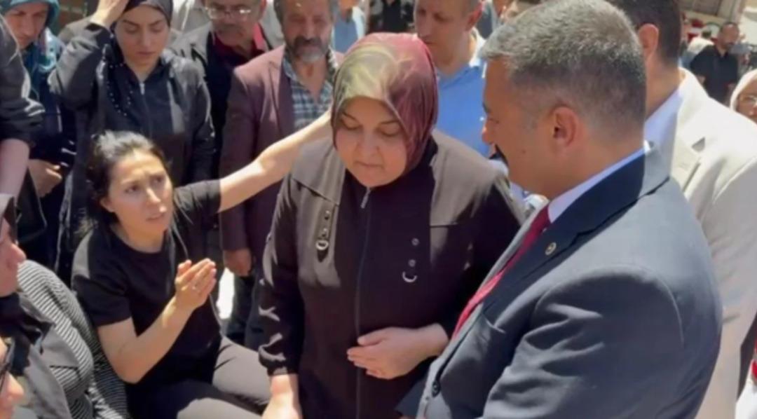 Şehit Ümit Üzüm ün cenazesinde acılı abla isyan etti: AK Partili kimseyi istemiyorum, vatan da sizin olsun! 4