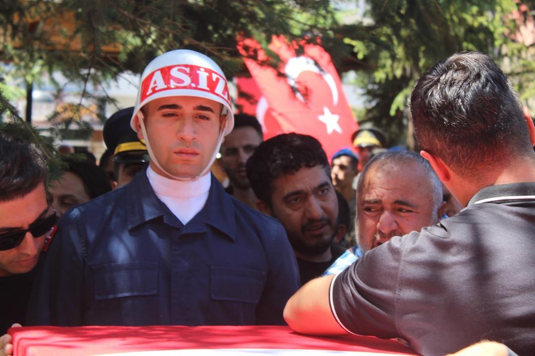 Şehit Ümit Üzüm ün cenazesinde acılı abla isyan etti: AK Partili kimseyi istemiyorum, vatan da sizin olsun! 1