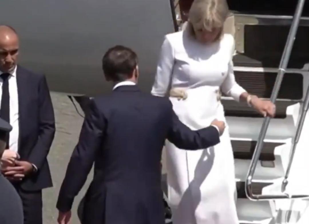 Emmanuel Macron ve eşinden yeni kriz! Önce tokatladı şimdi de elini tutmadı! O anlar gündem oldu 3