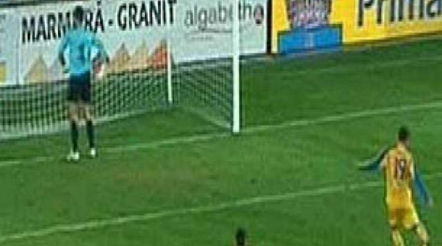 Kaleci penaltıya sırtını d&ouml;nd&uuml;! (Video)