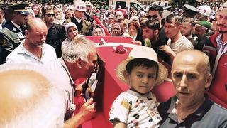 Türkiye şehitlerini uğurluyor! Herkesi ağlatan o an: Bu çiçekleri sana topladım baba. Nereye gittin?