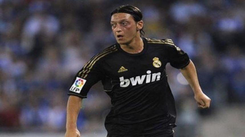 Mesut &Ouml;zil şehitleri unutmadı!