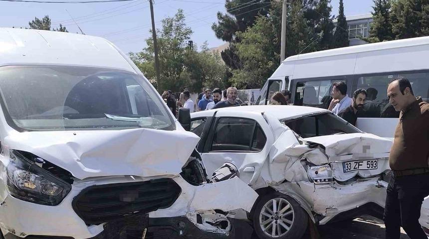 Yer: Mardin! Freni patlayan tır ışıkta bekleyen araçlara çarptı! Çok sayıda yaralı var
