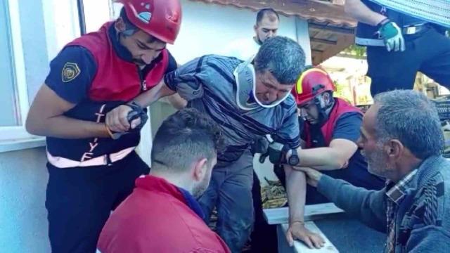 Kuyuya düşen sağır ve dilsiz adam, kendisini kurtaran itfaiyeciye sarılarak teşekkür etti