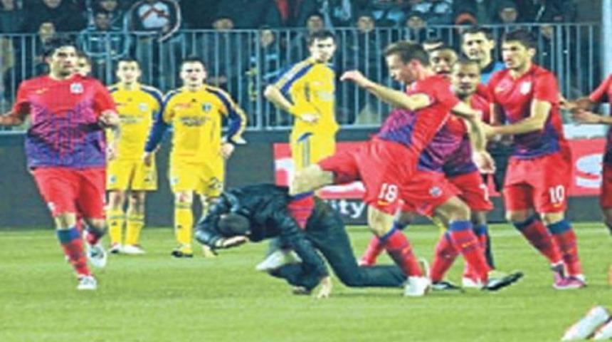 Futbolcular taraftarı d&ouml;vd&uuml;! (Video)