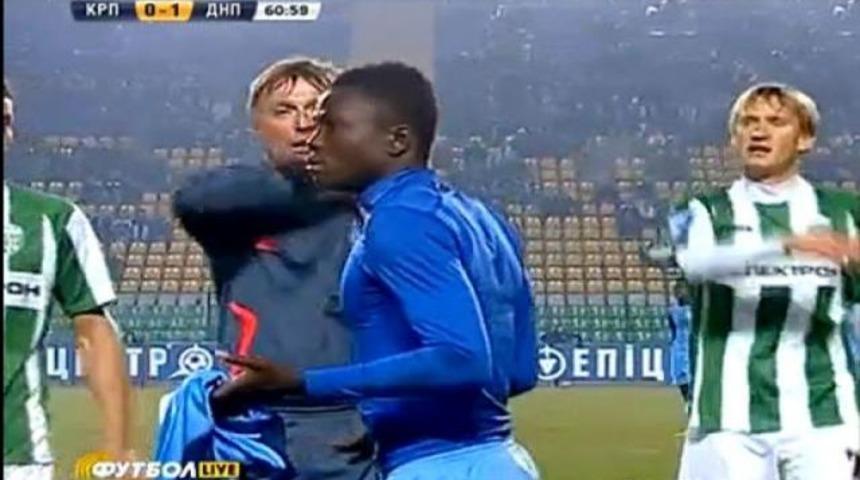 B&ouml;yle kırmızı kart g&ouml;r&uuml;lmedi! (Video)