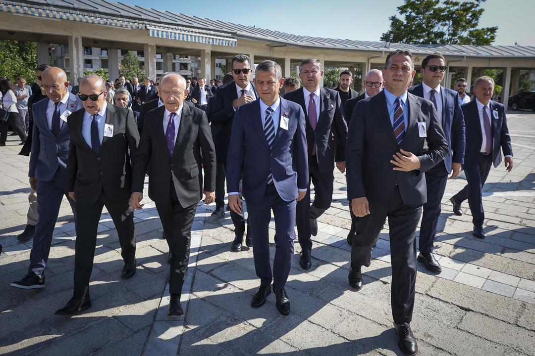 Özel ve Kılıçdaroğlu, Namık Tan ın annesinin cenaze törenine katıldı 1