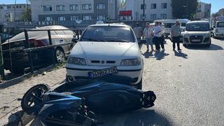 Facianın eşiğinden dönüldü! Araca yaslanarak arkadaşıyla konuşan şahsa otomobil çarptı