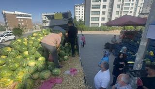 30 ton karpuzu vatandaşlara ücretsiz dağıttı