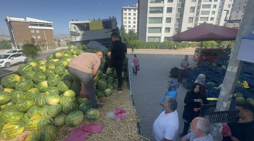 30 ton karpuzu vatandaşlara ücretsiz dağıttı: "Alıp yiyenlere afiyet bal şeker olsun"