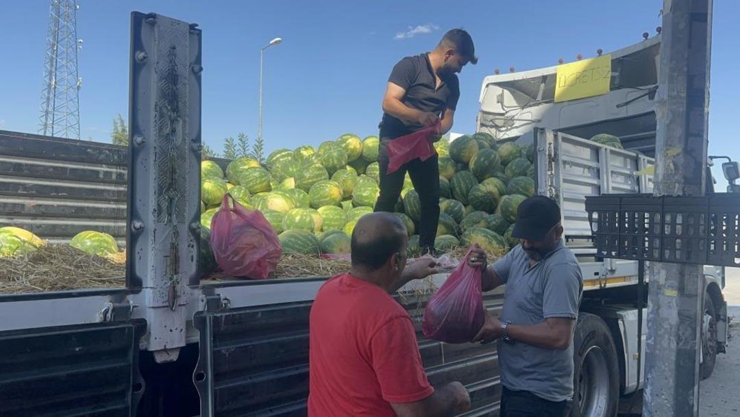 30 ton karpuzu vatandaşlara ücretsiz dağıttı: "Alıp yiyenlere afiyet bal şeker olsun" 1