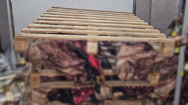 Vatandaşa bunları yedireceklerdi! Kötü koku üzerine şikayet alınca gerçek ortaya çıktı: İstiflenmiş halde bulundu