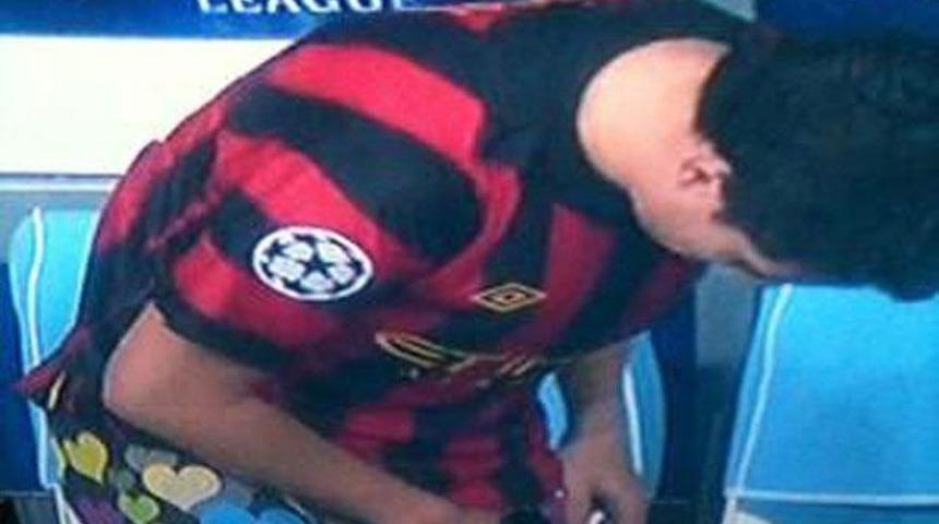 Şortunu indirdi, herkes 'don'du kaldı!