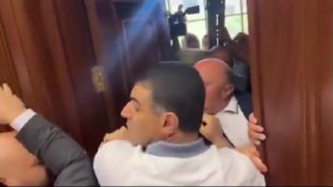 Ermenistan Parlamentosu nda ortalık karıştı vekiller birbirine girdi! Ermeni vekil, üzerine yürüdüğü vekile 