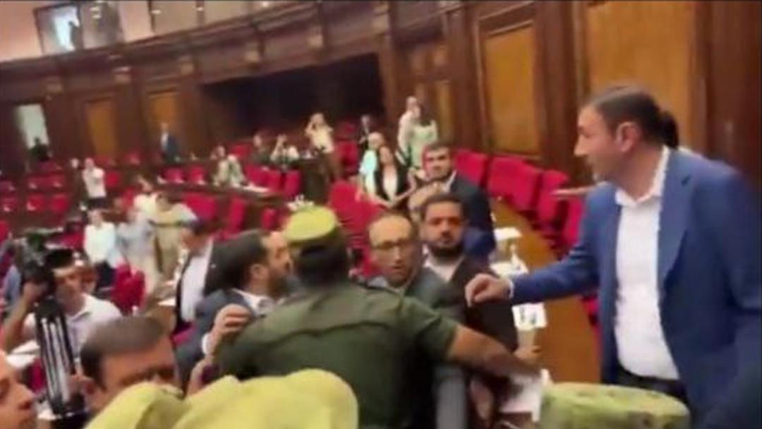 Ermenistan Parlamentosu nda ortalık karıştı vekiller birbirine girdi! Ermeni vekil, üzerine yürüdüğü vekile 