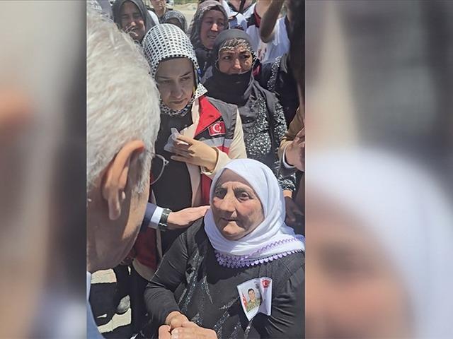 Şehit Celattin Uyanık'ın annesi, Cumhurbaşkanı Erdoğan'a Kürtçe selam gönderdi