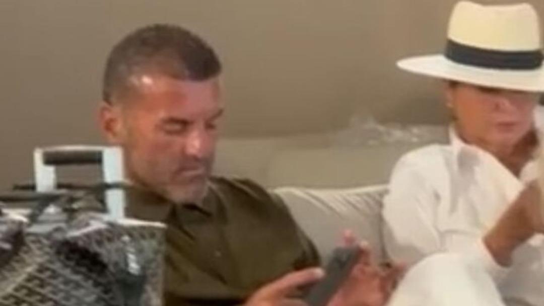 Evliliği yalanlamışlardı! Sibel Can ve Emir Sarıgül tatil dönüşü yakalandı! Böyle görüntülendiler 2