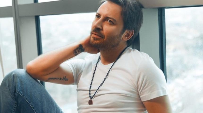Öyle Bir Geçer Zaman Ki'nin Ahmet'i Tolga Güleç evlilik yolunda ilk adımı attı! Sunucu sevgilisiyle nişanlandı