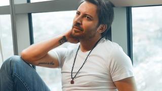 Öyle Bir Geçer Zaman Ki'nin Ahmet'i Tolga Güleç evlilik yolunda ilk adımı attı! Sunucu sevgilisiyle nişanlandı