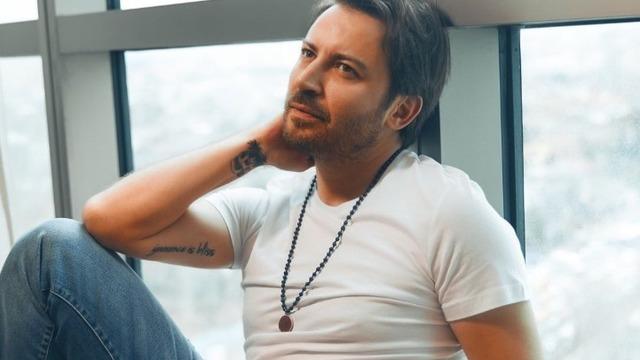 Öyle Bir Geçer Zaman Ki'nin Ahmet'i Tolga Güleç evlilik yolunda ilk adımı attı! Sunucu sevgilisiyle nişanlandı