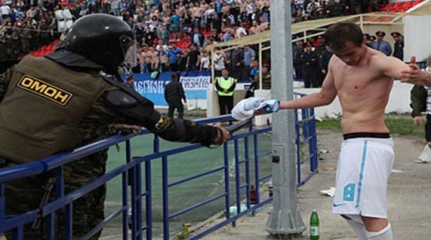 Polisten futbolcuya elektro-şok!
