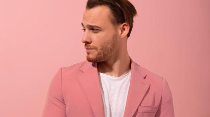 Kerem Bürsin yeni rolü için imaj tazeledi! Yine çok beğenildi
