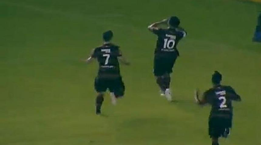 Ronaldinho attı ve yine o dans! (İZLEYİN)