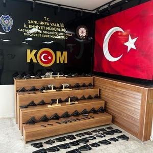 Araba değil cephanelik! Durdurulan araçta 65 ruhsatsız silah bulundu