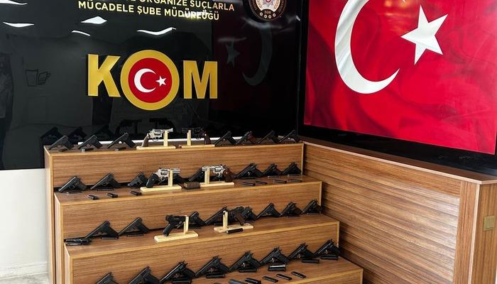 20557925-700x400 Araba değil cephanelik! Durdurulan araçta 65 ruhsatsız silah bulundu