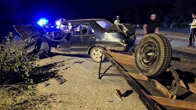 Tofaş’ın arkasına bağlanan aydınlatmasız römork kazaya neden oldu: 2 yaralı!