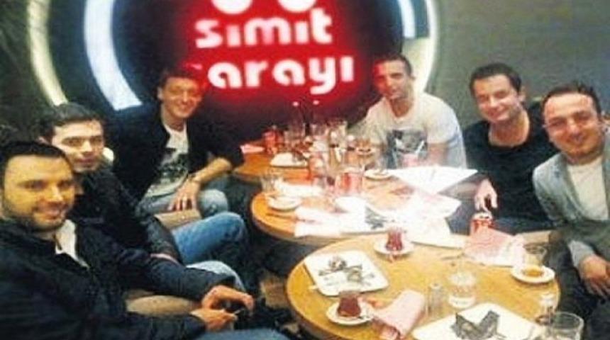 Mesut &Ouml;zil bu kez 'Simit Sarayı'nda!