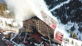 Kartalkaya'da 78 kişinin öldüğü otel yangınına ilişkin davada gerginlik! Biz katillerden başsağlığı istemiyoruz!