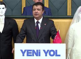 TBMM’de ilginç anlar! Fiyatların inanılmaz boyutlara ulaşmasına tepki gösterdi! Kürsüye gelin ve damat mankenleriyle çıktı… 