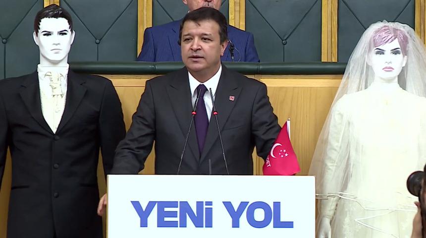 TBMM’de ilginç anlar! Fiyatların inanılmaz boyutlara ulaşmasına tepki gösterdi! Kürsüye gelin ve damat mankenleriyle çıktı… 