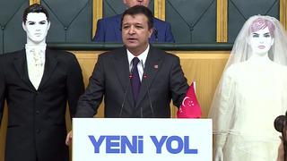 TBMM’de ilginç anlar! Fiyatların inanılmaz boyutlara ulaşmasına tepki gösterdi! Kürsüye gelin ve damat mankenleriyle çıktı… 