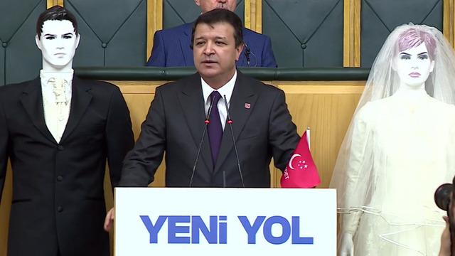 TBMM’de ilginç anlar! Fiyatların inanılmaz boyutlara ulaşmasına tepki gösterdi! Kürsüye gelin ve damat mankenleriyle çıktı… 