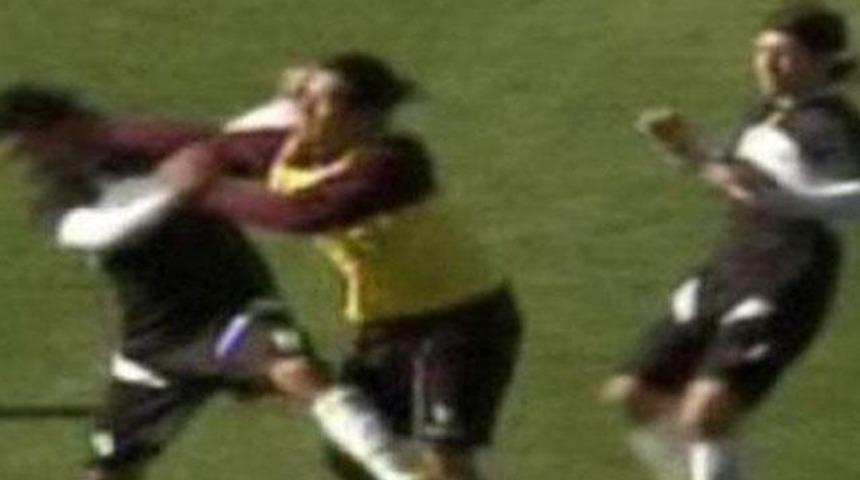 Futbolcu değil boks&ouml;r! (Video)