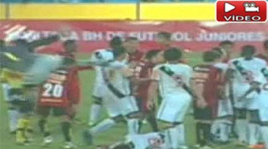 U&ccedil;an tekmeyle boynunu kırdı! (Video)