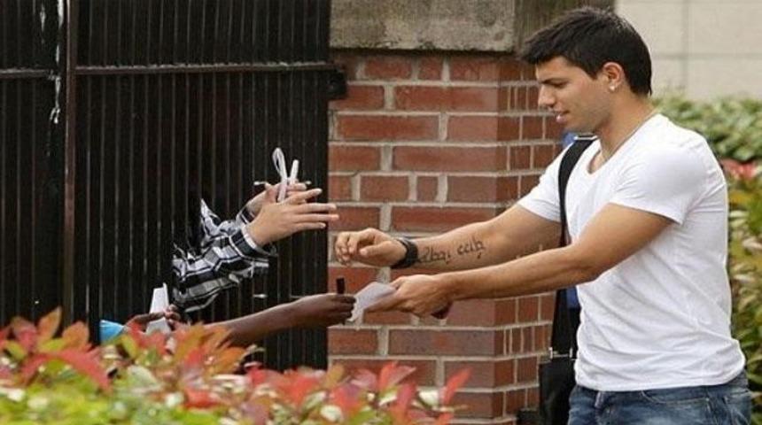 Ag&uuml;ero transferini a&ccedil;ıkladı!