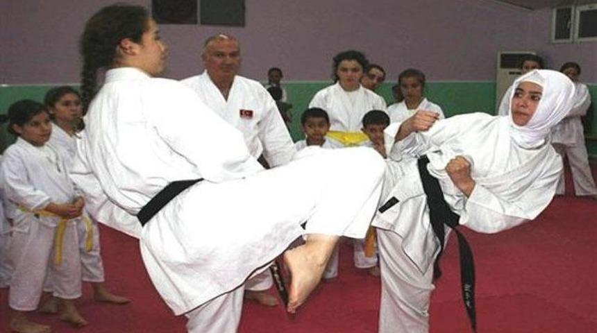 Sporda baş&ouml;rt&uuml; serbestliği!