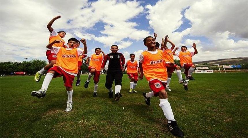 &Ccedil;ocuk futbolunda TFF-&Uuml;lker işbirliğine devam..!