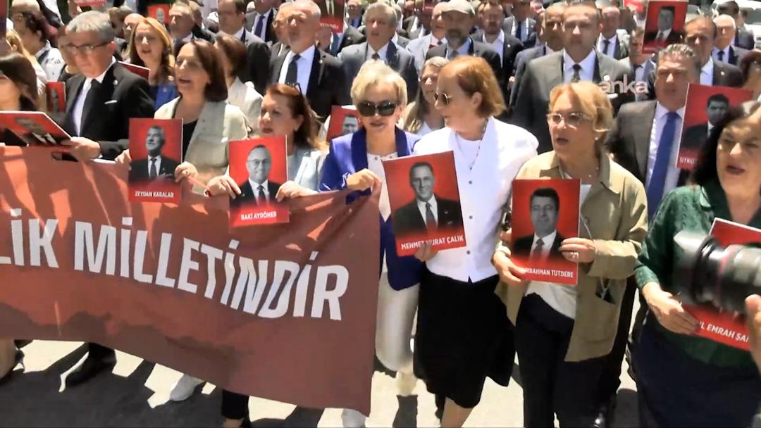 CHP milletvekilleri Adalet Bakanlığı na yürüdü! ‘Erdoğan istifa’ sloganları dikkat çekti 2