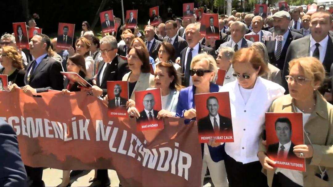 CHP milletvekilleri Adalet Bakanlığı na yürüdü! ‘Erdoğan istifa’ sloganları dikkat çekti 3