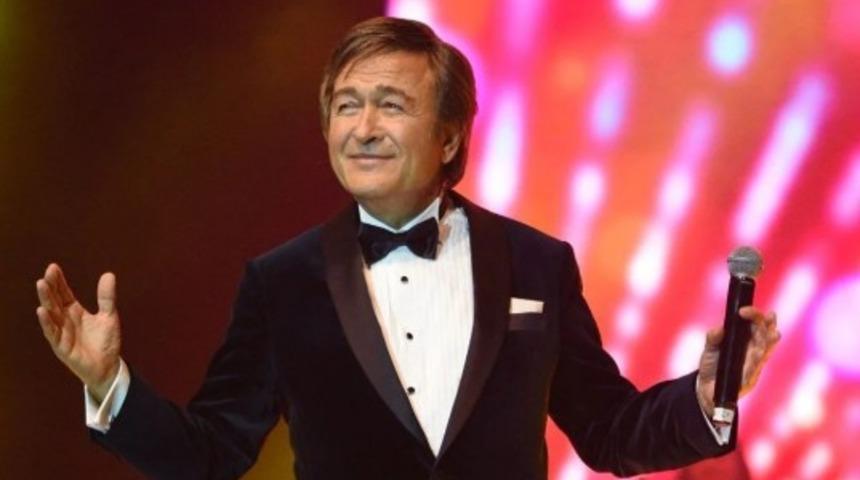 Erol Evgin'in torunu Erol Sheehan liseden mezun oldu! Dede-torun pozu sosyal medyayı salladı! 'Çok yakışıklı' 