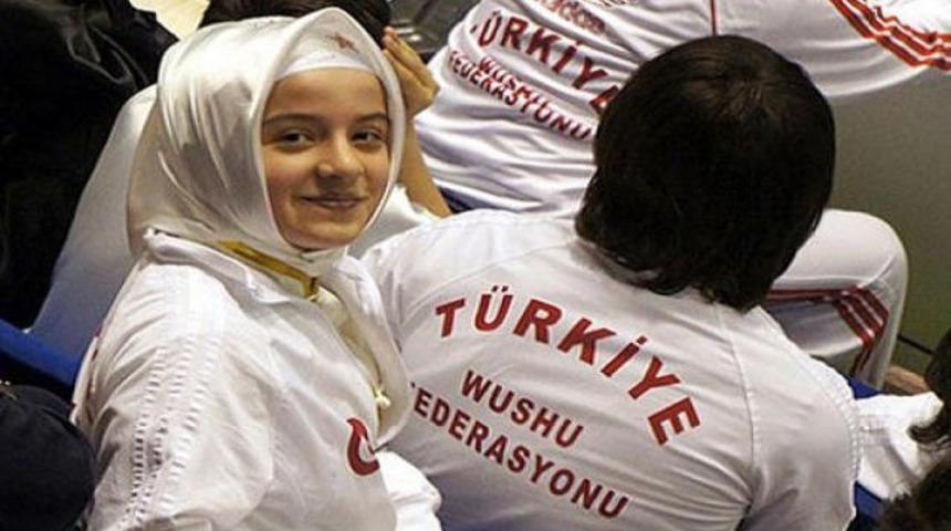 Baş&ouml;rt&uuml;l&uuml; şampiyon kıza b&uuml;y&uuml;k jest