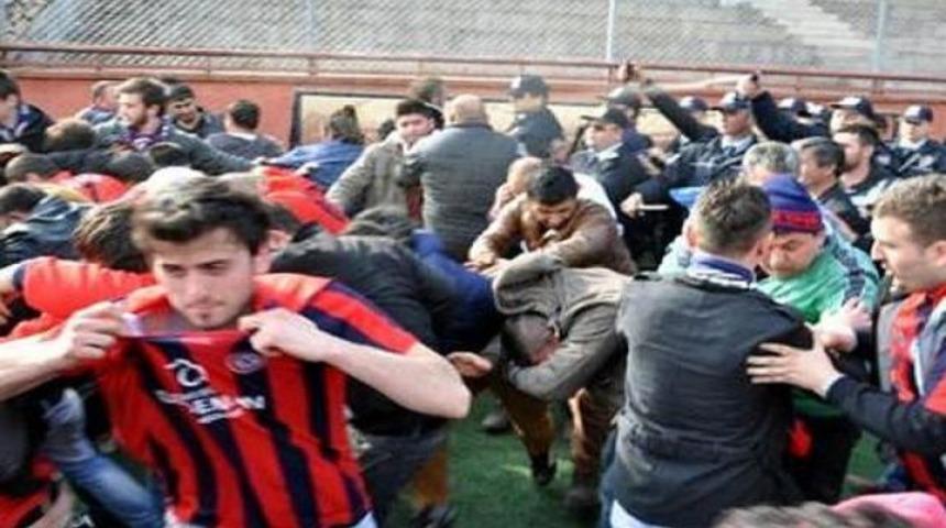 Taraftar sahaya girdi polis havaya ateş a&ccedil;tı