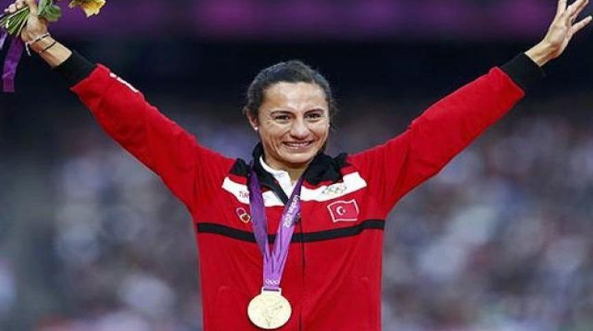 Aslı &Ccedil;akır Alptekin'e milli şok..!