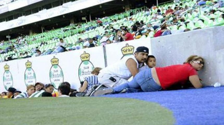 Silahlar patlayınca ma&ccedil; tatil edildi! (Video)