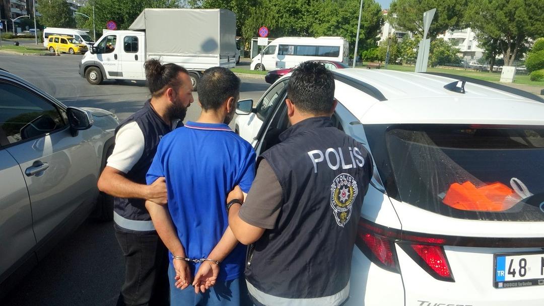 Muğla da polis araçlarına zarar veren şahıs tutuklandı 1